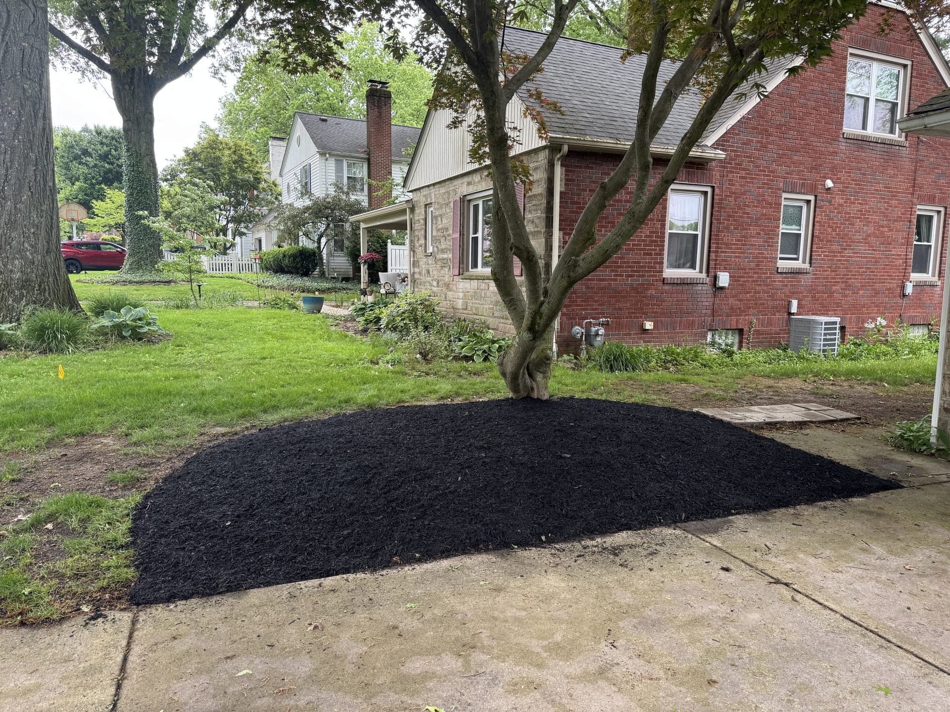 Sharp landscape beds after mulch installation